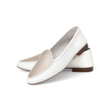 Claudia en gris y lagarto plateado en relieve